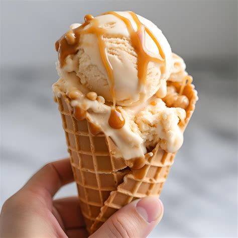 Primer Plano De Helado En Cono De Gofres Con Salsa De Caramelo Foto