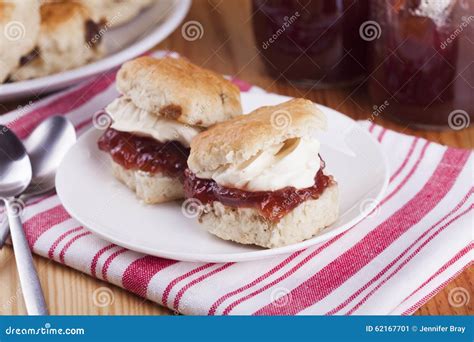 Scones Con La Mermelada De Fresa Y La Crema Azotada Imagen De Archivo