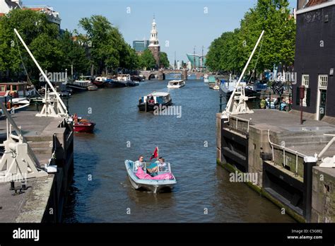 Barcos barcos a lo largo del canal fotografías e imágenes de alta