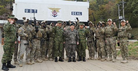 3994x2076 South Korean Udtseals Posing With The Chairman Of The