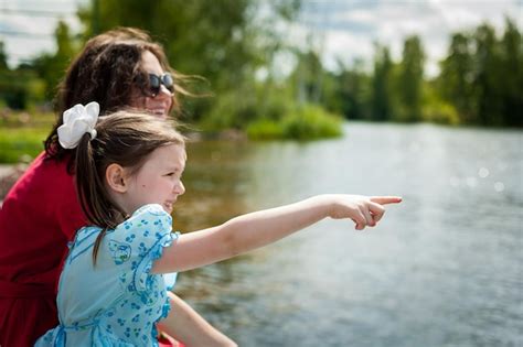 Jolie petite fille et sa mère s amusant sur l herbe dans un parc