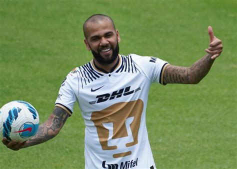 Dani Alves desmintió la denuncia en su contra por presunta agresión