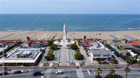 Vista Aerea A Forte Dei Marmi La Piazza Navari Con Il Pontile La