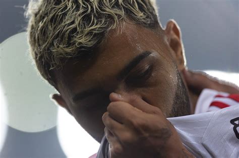 Gabigol desabafa e recebe apoio da comissão técnica após goleada do