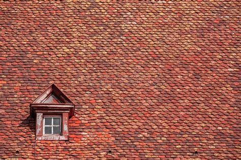 Telhado De Telhas Vermelhas E De Uma Janela Foto De Stock Imagem De