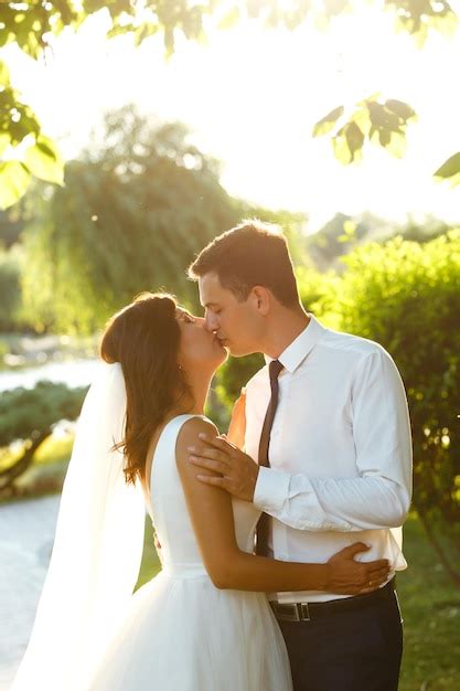 Encantadora Pareja De Novios Al Atardecer Novia Novio En Traje De Novia