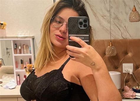 Viih Tube exibe barrigão da primeira gravidez em lingerie preta