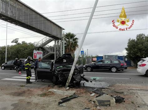 Viale Marconi Con La Sua Auto Finisce Contro Un Palo Della Luce E Il