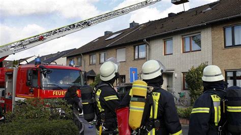 Dormagen Feuerwehr L Scht Dachstuhlbrand In St Rzelberg