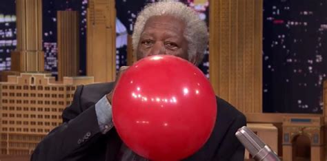 Morgan Freeman Inhala Helio En El Programa The Tonight Show Primera