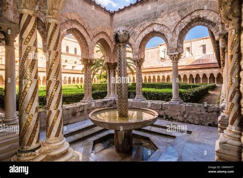 Der berühmte Kreuzgang der Kathedrale von Monreale Monreale Palermo