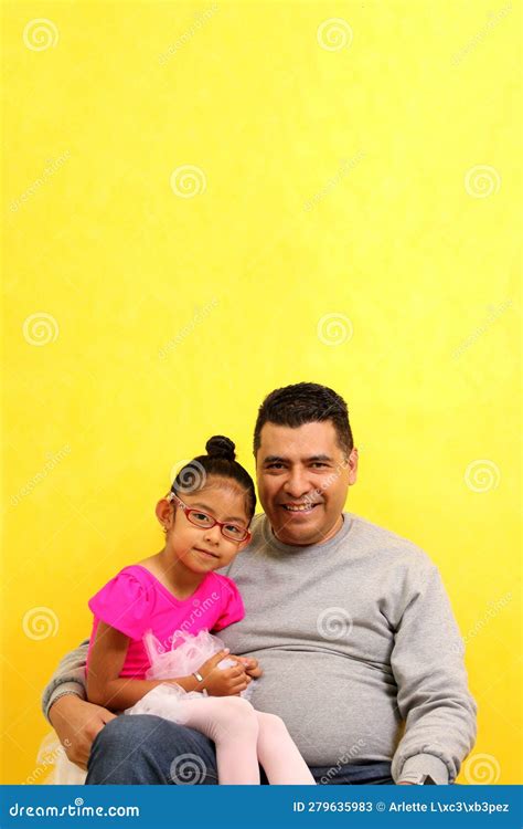 El Padre Soltero Divorciado Lleva A Su Hija Latina En Las Piernas Vestida De Bailarina Que