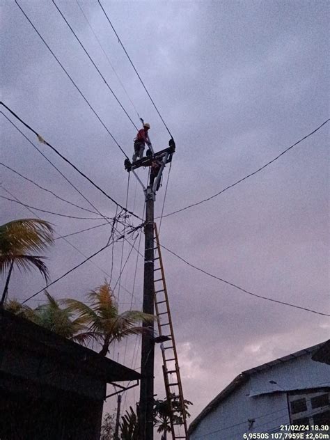 Angin Puting Beliung Akibatkan Listrik Padam PLN Sigap Upayakan