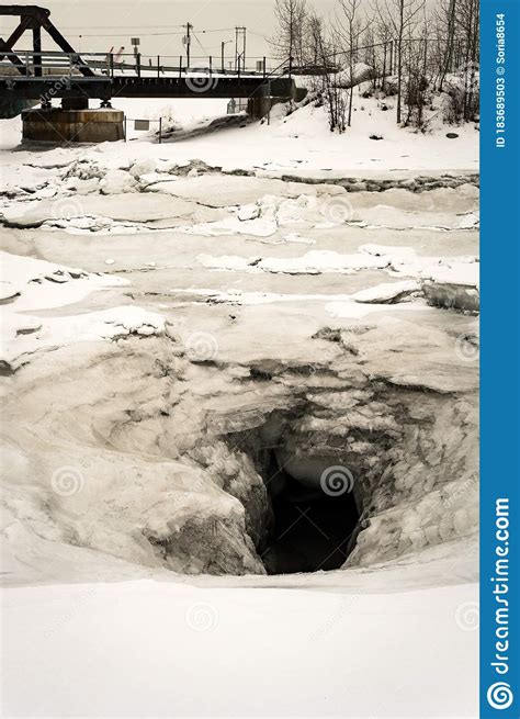 Grande Buraco No Gelo De Um Rio Congelado Entrada De Uma Caverna No