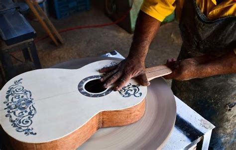 En Paracho Michoac N Est N Creando R Plicas De La Guitarra De Coco