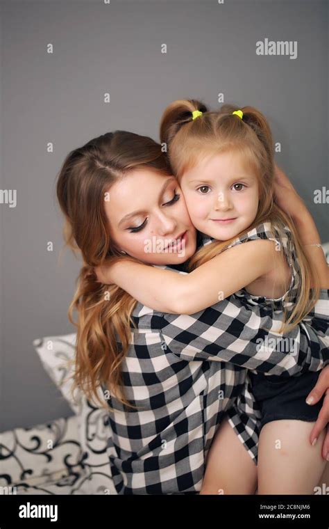 Emociones Familia Feliz Y Amorosa La Madre Y La Hija Pasan Tiempo