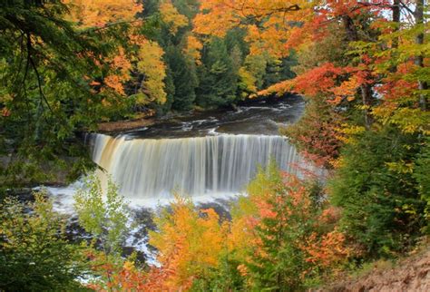 Tahquamenon Falls In Autumn Tahquamenon Falls Amazing Nature State