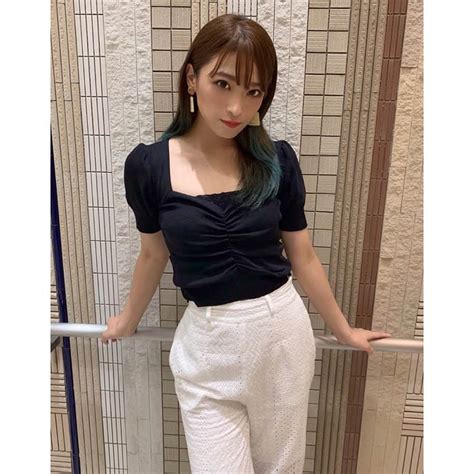 二瓶有加さんのインスタグラム写真 二瓶有加instagram 「 最近の私服は 白と黒ばっかり〜👻👻👻 とある日のモノクロコーデ