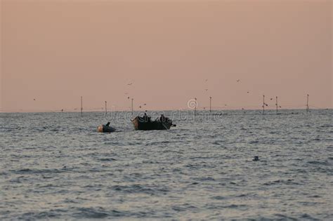 Pescadores Que Regressam Das Suas Redes De Pesca Foto De Stock Imagem