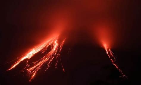 Volcán ecuatoriano Sangay arroja ceniza y derrama material magmático