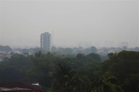 Manaus amanhece sob forte chuva e alerta é de potencial de desastres na