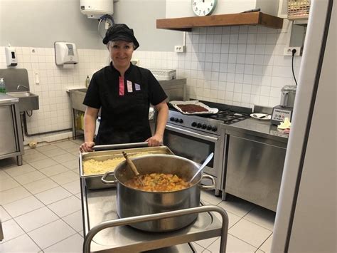 Les enfants sont contents de manger à la cantine Priscille