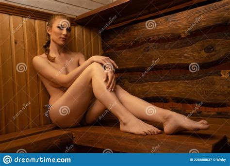 Jovem Topless Feliz Relaxando Em Sauna Imagem De Stock Imagem De