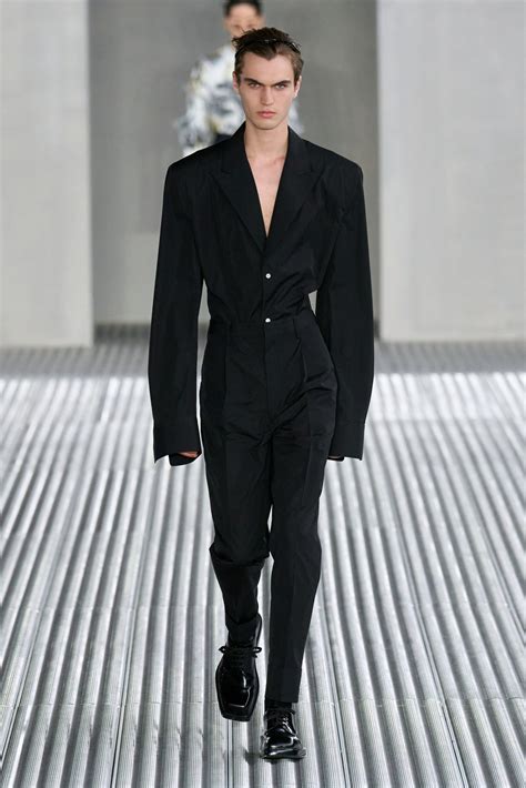 一同走进 PRADA 2024 春夏系列男装秀场 NOWRE现客