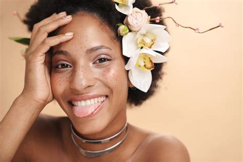 Retrato De Una Mujer Afroamericana Semidesnuda Con Flores En El Pelo