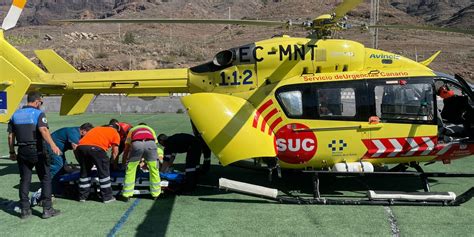 Un Helicóptero Medicalizado Del Suc Traslada Al Hospital A Un Hombre Herido Tras Caer Desde Un