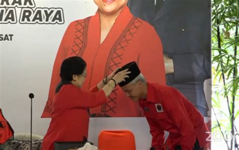 Momen Megawati Pakaikan Kopiah Ke Ganjar Yang Resmi Jadi Bakal Capres PDIP