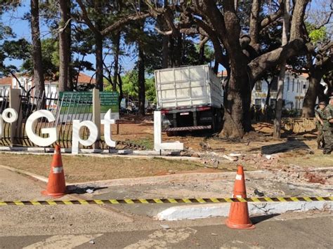 JD1TV Sai Da Frente Carreta Desgovernada Faz Strike Em Carros Na