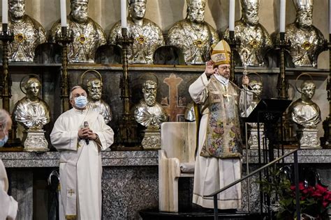 Epifania I Re Magi Con La Mascherina Per L Omaggio Nella Chiesa Di