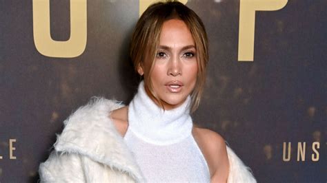 Zjawiskowa Jennifer Lopez w sukience i płaszczu POLSKIEJ projektantki