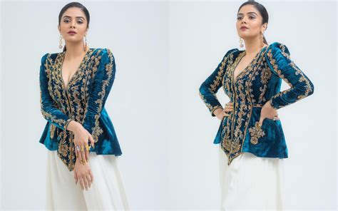 Sreemukhi క్లోజప్ షాట్ లో శ్రీముఖి క్లీవేజ్ షో కొత్త షో కోసం