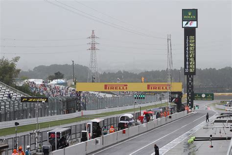 【2015f1日本gp】いよいよ金曜フリー走行が開幕！雨の中f1カーが鈴鹿のトラックへコースイン！ 観戦塾観戦塾