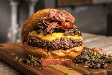 Hamburguer Com 160g De Carne No Pão Brioche Com Queijo Gouda Cogumelo