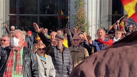 Un Centenar De Personas Se Concentra En Madrid En Homenaje A Franco Y