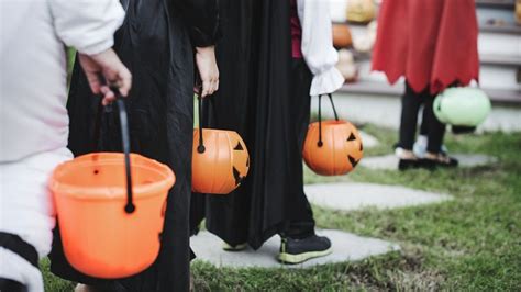 Still Trick Or Treating Follow These Safety Tips