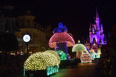 Fans show up in droves for the final farewell of the Main Street Electrical Parade at Magic ...