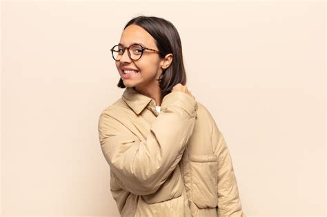 Mujer latina joven que se siente feliz positiva y exitosa motivada cuando enfrenta un desafío