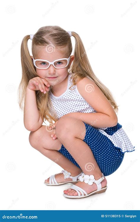 La Petite Fille En Verres S Assied Sur Le Plancher Image Stock Image