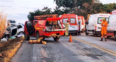 Duas Pessoas Morrem E Duas Ficam Feridas Em Colis O Entre Caminh O E