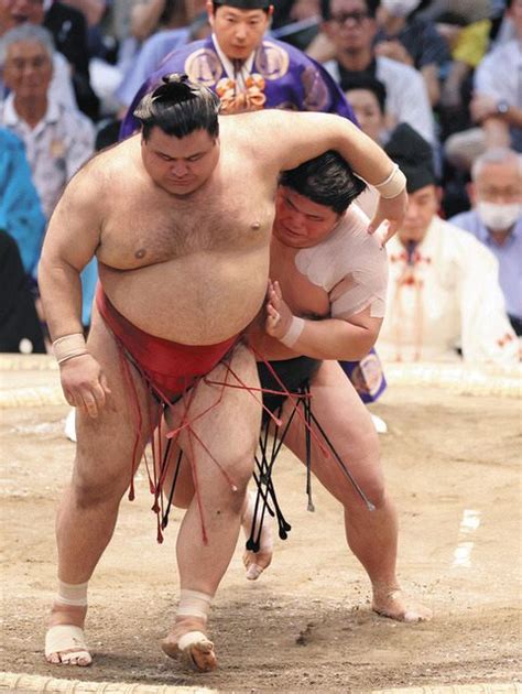 史上最速タイ3場所新入幕、伯桜鵬が元大関・高安を破り勝ち越し 「素直にうれしい」【大相撲名古屋場所】：中日スポーツ・東京中日スポーツ