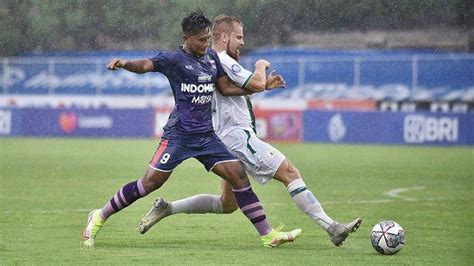 Diguyur Hujan Deras Pertandingan Persita Tangerang Lawan Pss Sleman