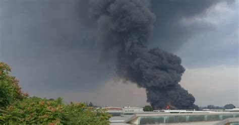 Milano Enorme Incendio A San Giuliano Fiamme Alte Esplosioni E Fumo