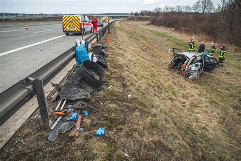 Schwerer Unfall auf A9 wegen Reifenplatzer 51 Jähriger aus Bayern in