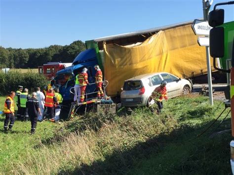 Violente Collision Entre Deux Poids Lourds Et Une Voiture Sur La RN 145