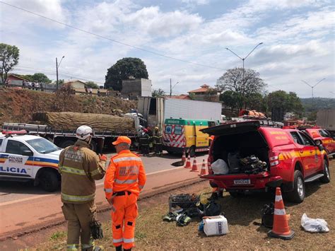 Caminhoneiro fica ferido em acidente na Rodovia Fernão Dias em Igarapé