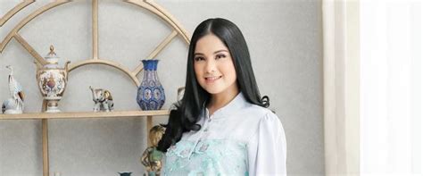 Rahasia Wajah Glowing Ala Annisa Pohan Lakukan Face Massage